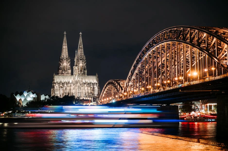 Widok na tętniące życiem miasto z lotu ptaka symbolizujący aktywność biznesową